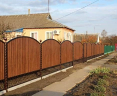 Забор фигурный на ленточном фундаменте из профлиста с ковкой